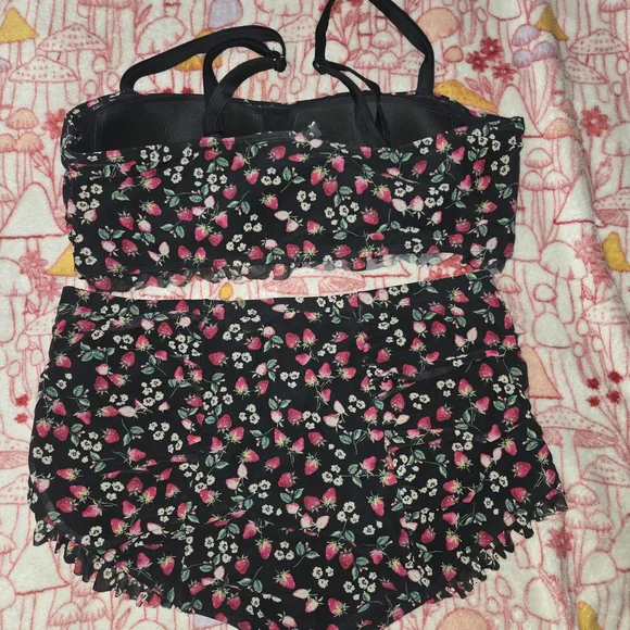 Torrid High Waisted Bikini Plus Size 3x Ruffled Strawberry Bikini - Picture 2 of 3